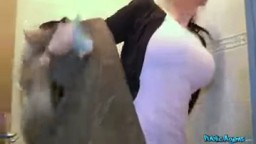 PublicAgent / Rychlý Prachy - pornovideo s českou kozatou brunetkou na toaletách