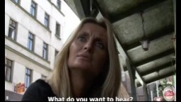 Rychlý prachy - opilá blondýnka mu ho podrží