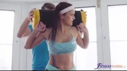 FitnessRooms - užil si trojku s dvěmi dívkami při cvičení