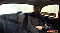 FemaleFakeTaxi - pasažér se styděl ukázat svoje koule taxikářce s velkýma kozama