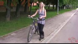 BitchStop E27 - blondýnka Kateřina miluje jízdu na kole
