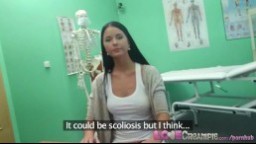 FakeHospital - brunetka s velkýma kozama přišla na vyšetření